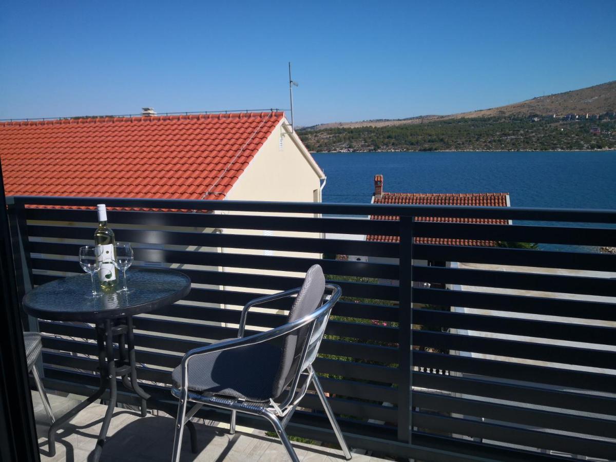 Sparadici Grebastica Bagian luar foto