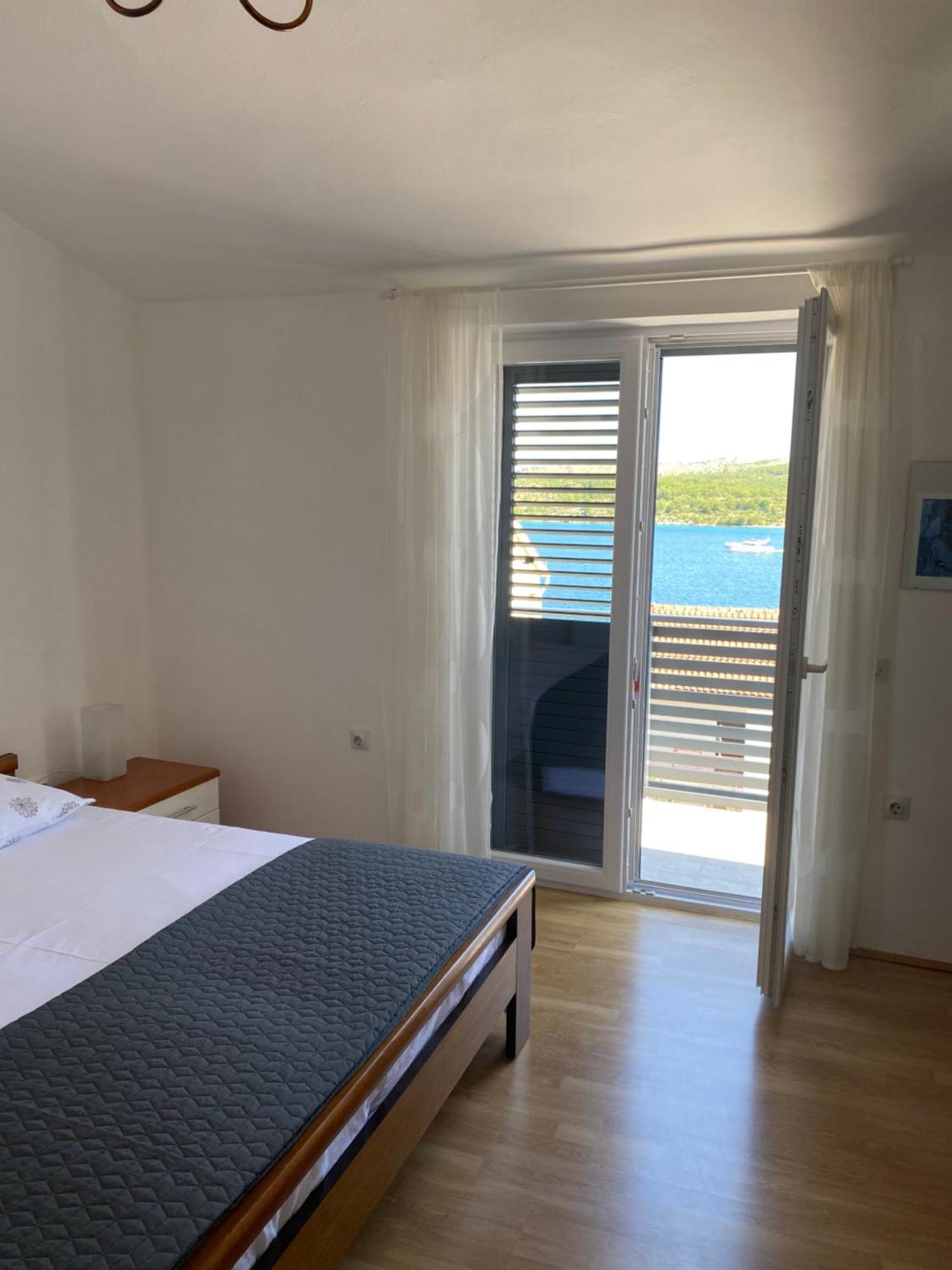 Sparadici Grebastica Bagian luar foto