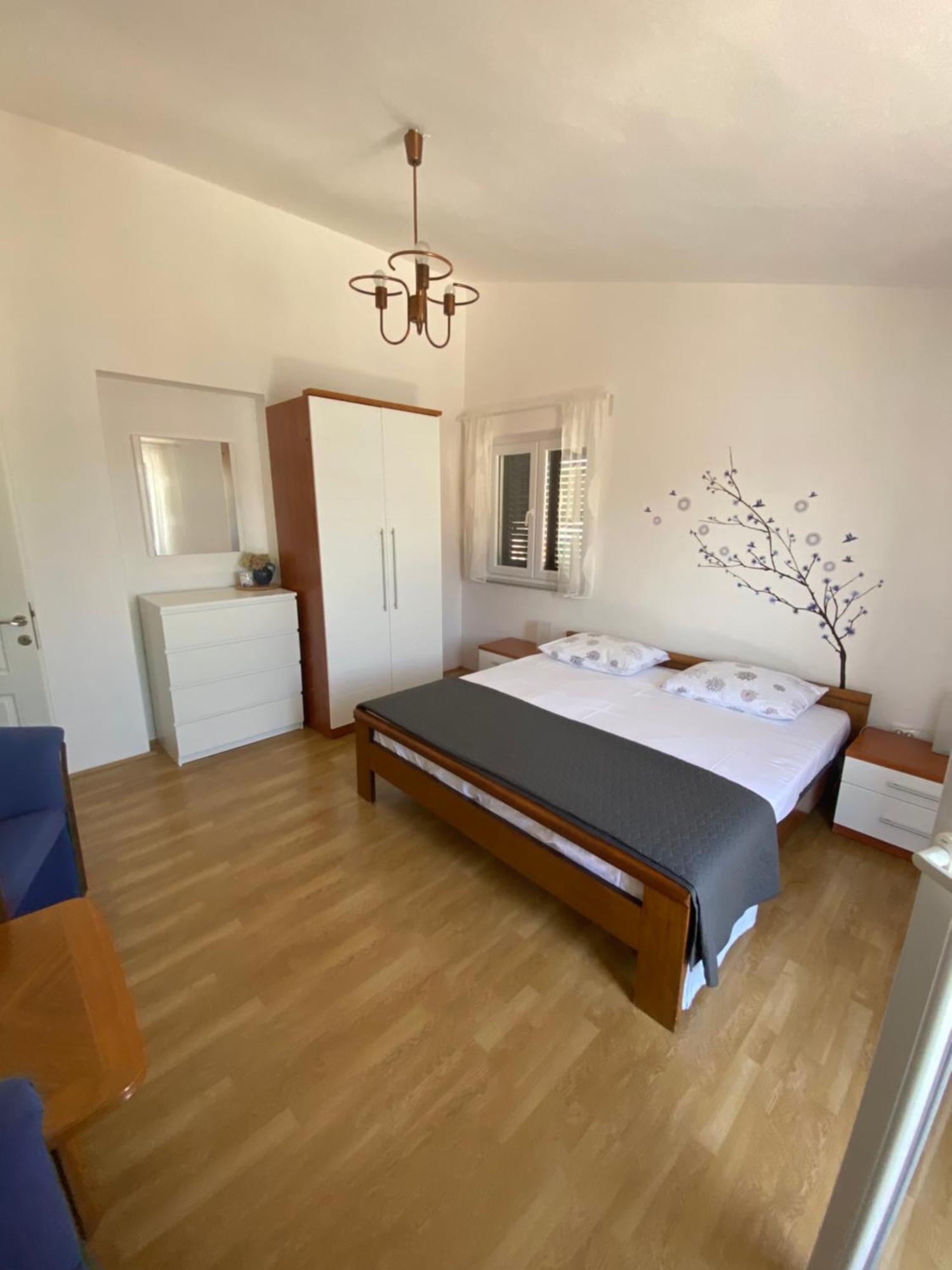Sparadici Grebastica Bagian luar foto